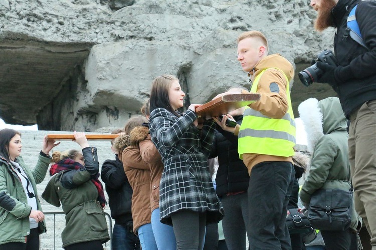 Droga Krzyżowa na terenie obozu na Majdanku