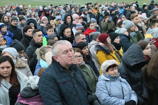 Droga Krzyżowa na terenie obozu na Majdanku