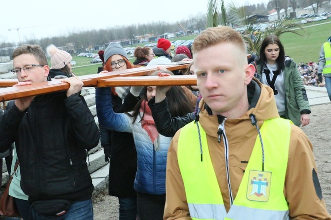 Droga Krzyżowa na terenie obozu na Majdanku