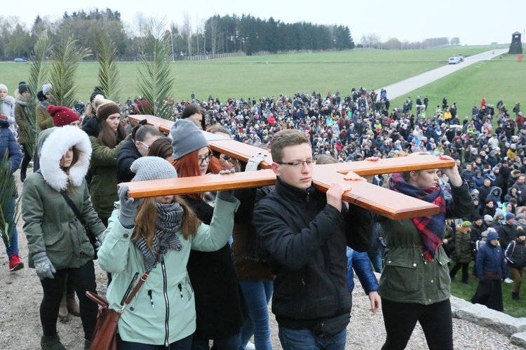 Droga Krzyżowa na terenie obozu na Majdanku