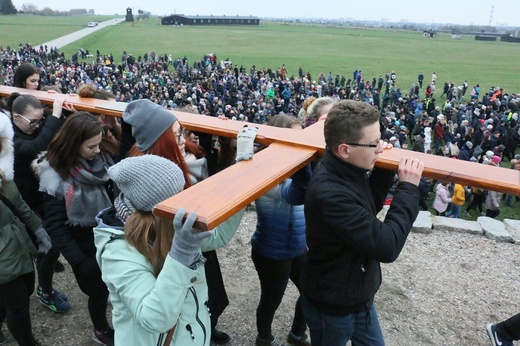 Droga Krzyżowa na terenie obozu na Majdanku