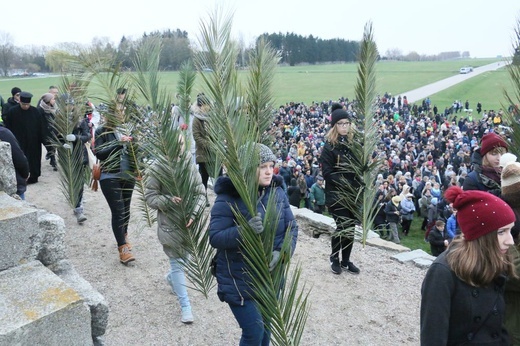 Droga Krzyżowa na terenie obozu na Majdanku