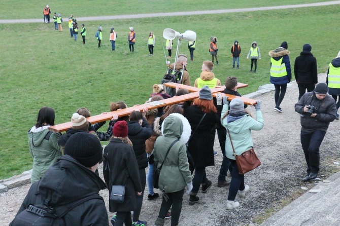 Droga Krzyżowa na terenie obozu na Majdanku