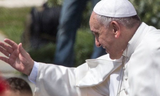 Papież Franciszek: 100 tys. euro dla powodzian w Iranie