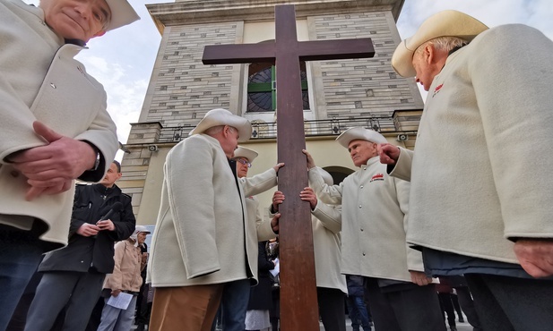 Za pracoholików i zalęknionych. Droga Krzyżowa Ludzi Pracy