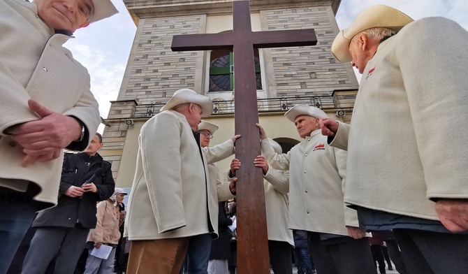 Za pracoholików i zalęknionych. Droga Krzyżowa Ludzi Pracy