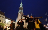 Tłum studentów przeszedł za krzyżem przez centrum Wrocławia