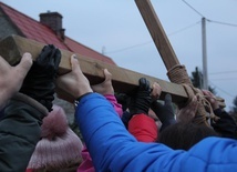 Wierni przeszli ulicami wielu miesjcowości uczestnicząc w nabożeństwach Drogi Krzyżowej