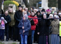 Krzyż nieśli kapłani, siostry zakonne, klerycy, przedstawiciele parafii i świdnickich grup apostolskich.