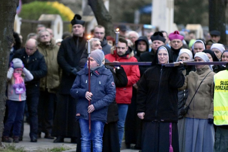 Krzyż nieśli kapłani, siostry zakonne, klerycy, przedstawiciele parafii i świdnickich grup apostolskich.