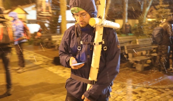 Z krzyżem i modlitwą, nie zważając na śnieg, deszcz i ciemności, wyszli w samotną wędrówkę...