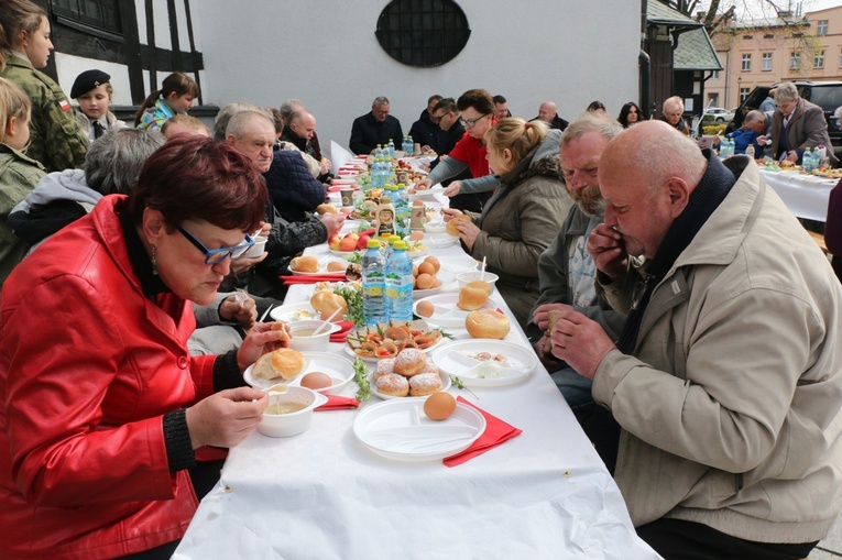 Śniadanie wielkanocne dla samotnych, chorych i potrzebujących w Miliczu