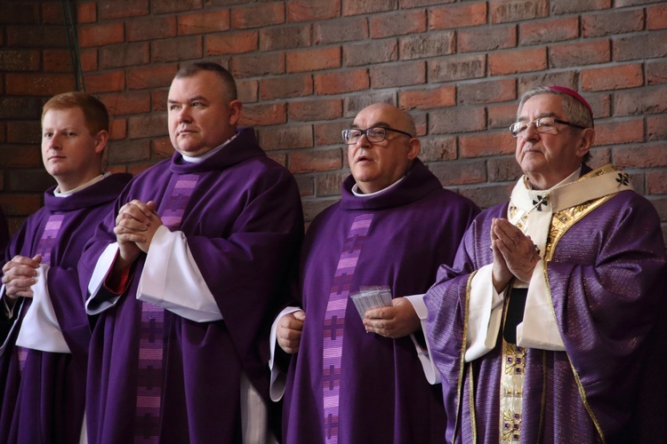 Odsłonięto pomnik wdzięczności za chrzest Polski i odzyskanie niepodległości