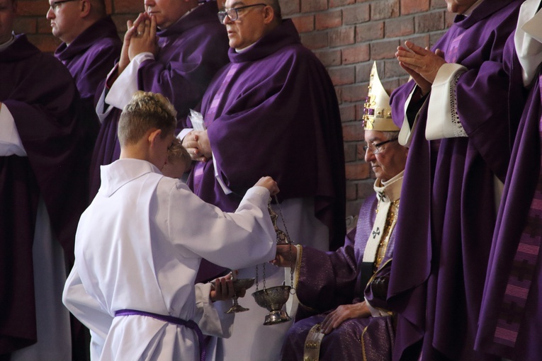 Odsłonięto pomnik wdzięczności za chrzest Polski i odzyskanie niepodległości