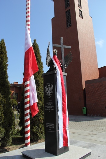 Odsłonięto pomnik wdzięczności za chrzest Polski i odzyskanie niepodległości