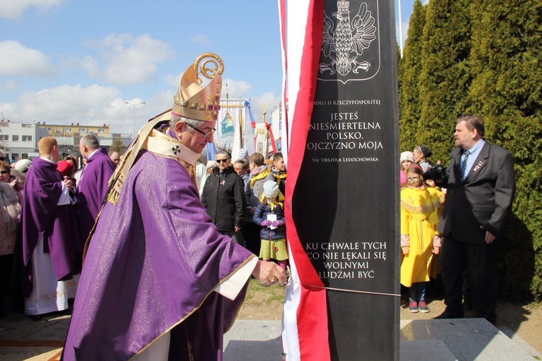 Odsłonięto pomnik wdzięczności za chrzest Polski i odzyskanie niepodległości
