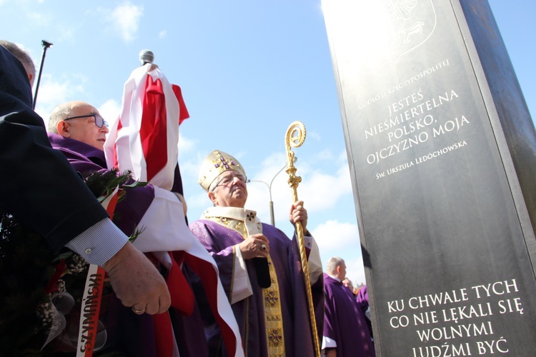 Odsłonięto pomnik wdzięczności za chrzest Polski i odzyskanie niepodległości