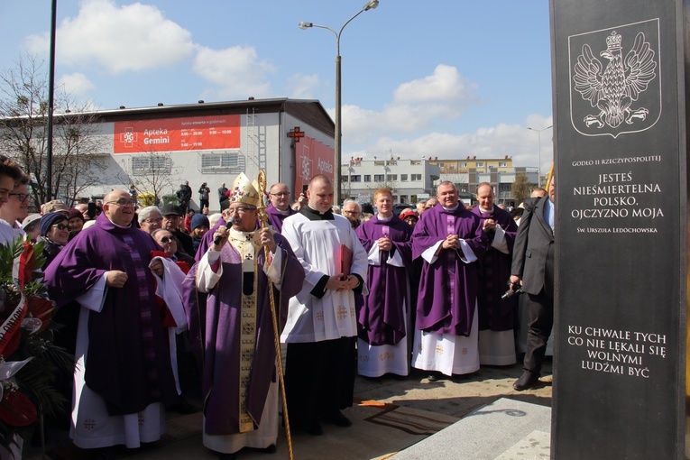 Odsłonięto pomnik wdzięczności za chrzest Polski i odzyskanie niepodległości