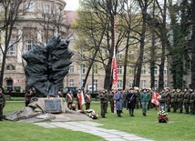 Prezydent o Katyniu: "Pamięć o bohaterskich ofiarach trwa w sercach rodaków"