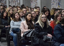 Młodzi z uwagą słuchali konferencji.