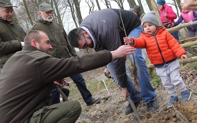 Akcja "Jedno dziecko, jedno drzewo". W koszalińskim lesie posadzono 2 tys. drzew. 
