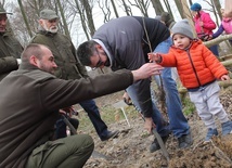 Akcja "Jedno dziecko, jedno drzewo". W koszalińskim lesie posadzono 2 tys. drzew. 