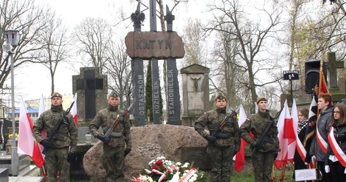 Pod pomnikiem upamiętniającym ofiary zbrodni katyńskiej złożono kwiaty i zapalono znicze.