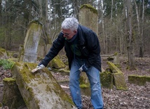 Obowiązek, który nas jednoczy. Sprzątanie cmentarza żydowskiego w Świdwinie 