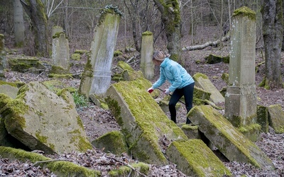 Sprzątanie żydowskiego cmentarza w Świdwinie