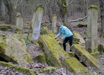 Sprzątanie żydowskiego cmentarza w Świdwinie