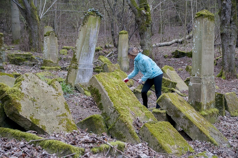 Sprzątanie żydowskiego cmentarza w Świdwinie