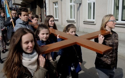 Jak zawsze, diecezjalny krzyż będzie towarzyszył młodzieży w Bielsku-Białej w Niedzielę Palmową.