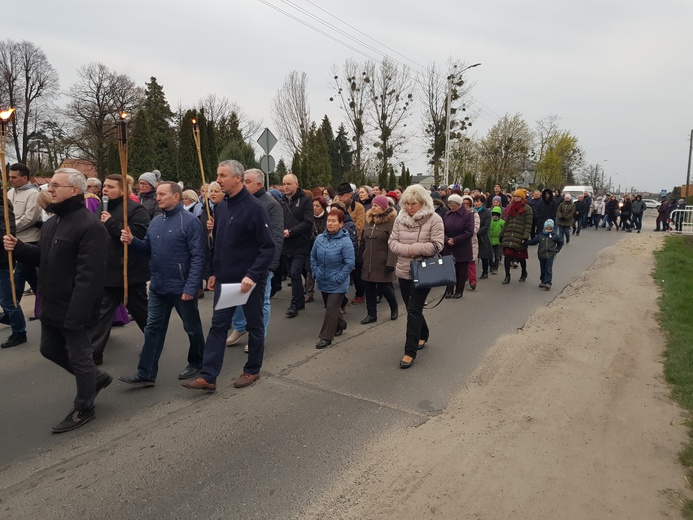 ​Droga Krzyżowana ulicach parafii pw. NMP Różańcowej w Kiełczowie