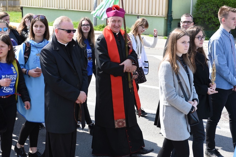 Tarnów. Niedziela Palmowa młodych. Procesja różańcowa