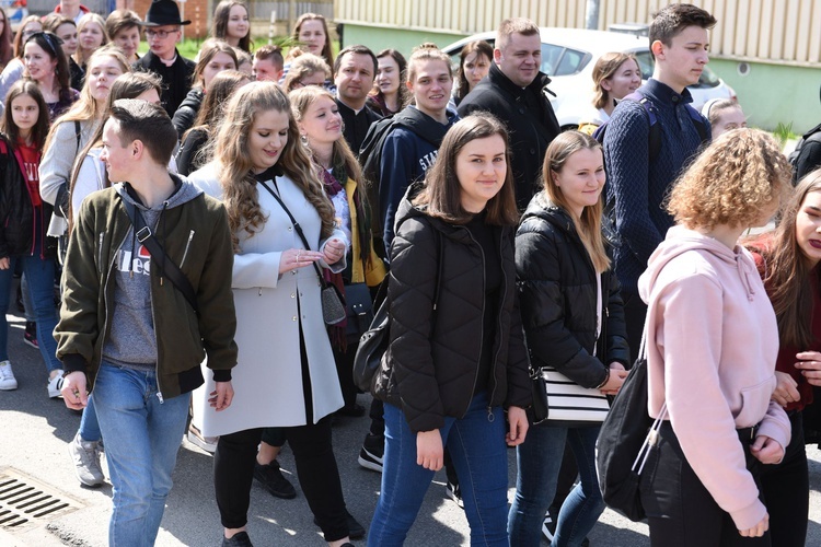 Tarnów. Niedziela Palmowa młodych. Procesja różańcowa