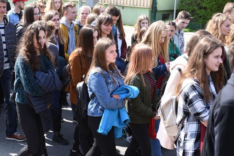 Tarnów. Niedziela Palmowa młodych. Procesja różańcowa