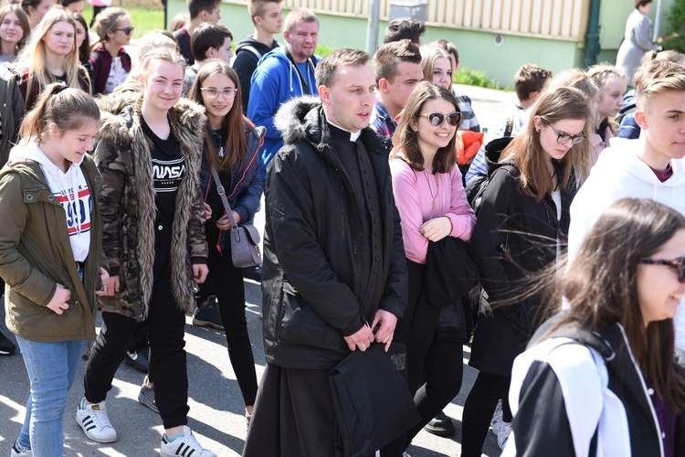 Tarnów. Niedziela Palmowa młodych. Procesja różańcowa