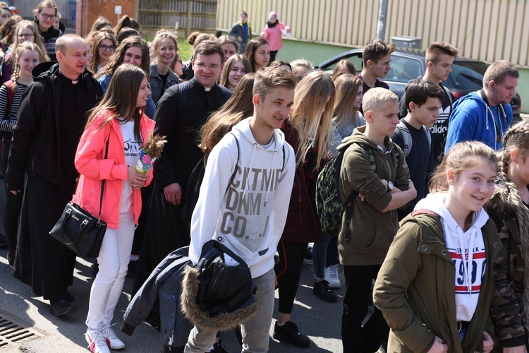 Tarnów. Niedziela Palmowa młodych. Procesja różańcowa