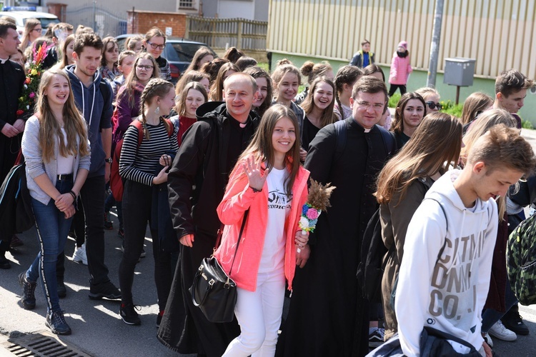 Tarnów. Niedziela Palmowa młodych. Procesja różańcowa