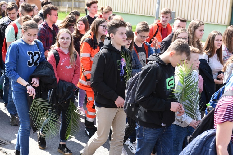 Tarnów. Niedziela Palmowa młodych. Procesja różańcowa