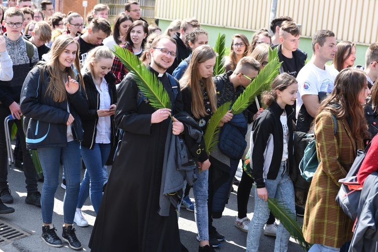 Tarnów. Niedziela Palmowa młodych. Procesja różańcowa