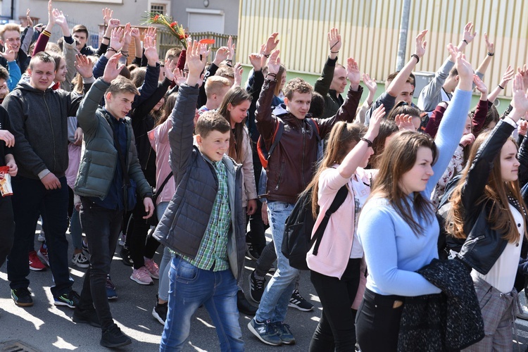 Tarnów. Niedziela Palmowa młodych. Procesja różańcowa