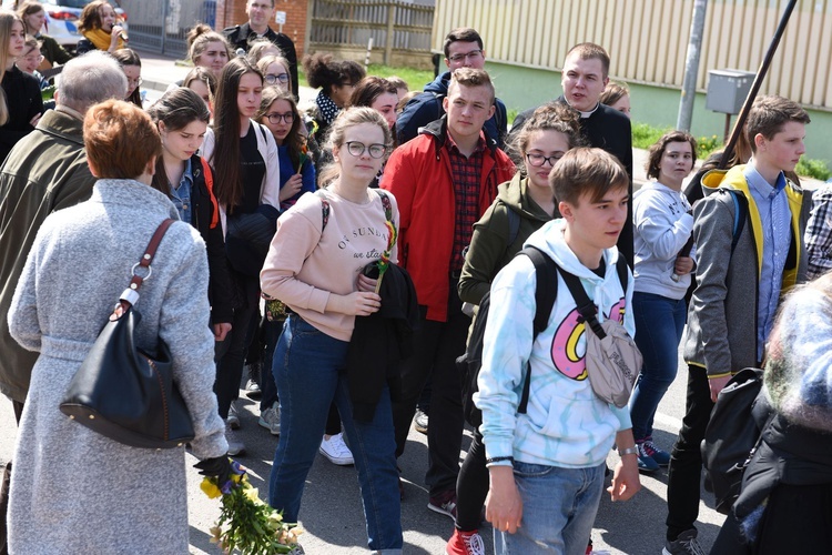 Tarnów. Niedziela Palmowa młodych. Procesja różańcowa