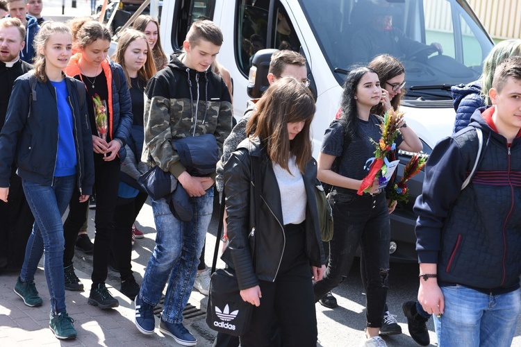 Tarnów. Niedziela Palmowa młodych. Procesja różańcowa