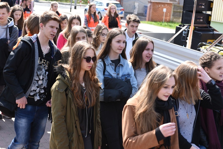 Tarnów. Niedziela Palmowa młodych. Procesja różańcowa