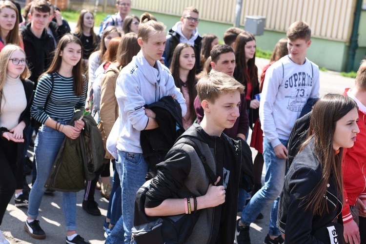 Tarnów. Niedziela Palmowa młodych. Procesja różańcowa