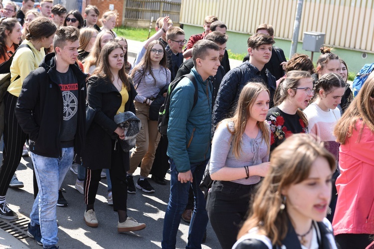 Tarnów. Niedziela Palmowa młodych. Procesja różańcowa