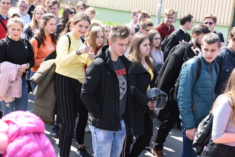 Tarnów. Niedziela Palmowa młodych. Procesja różańcowa