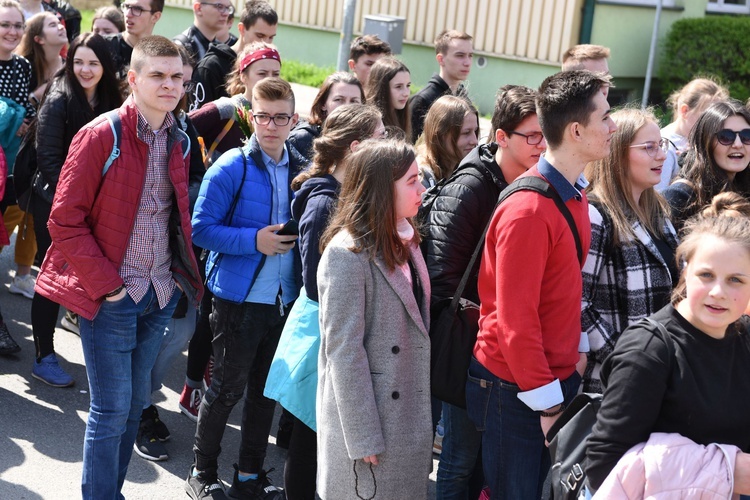 Tarnów. Niedziela Palmowa młodych. Procesja różańcowa