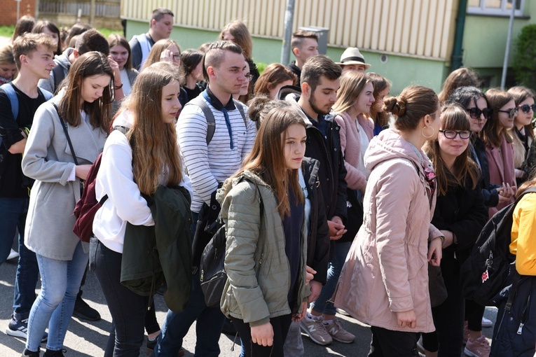 Tarnów. Niedziela Palmowa młodych. Procesja różańcowa